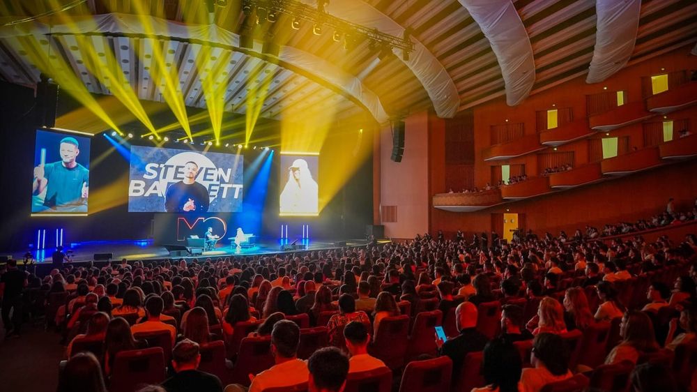 Ziua 3 la FOMO: lecții directe de la fondatori, investitori și creatori care nu se tem să spună lucrurilor pe nume. S-au pus în vânzare biletele pentru FOMO 2026! imagine postare