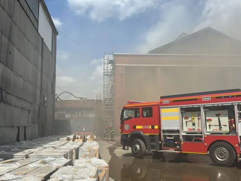 RO-ALERT în București: incendiu masiv la o hală, populația avertizată din cauza fumului toxic imagine postare