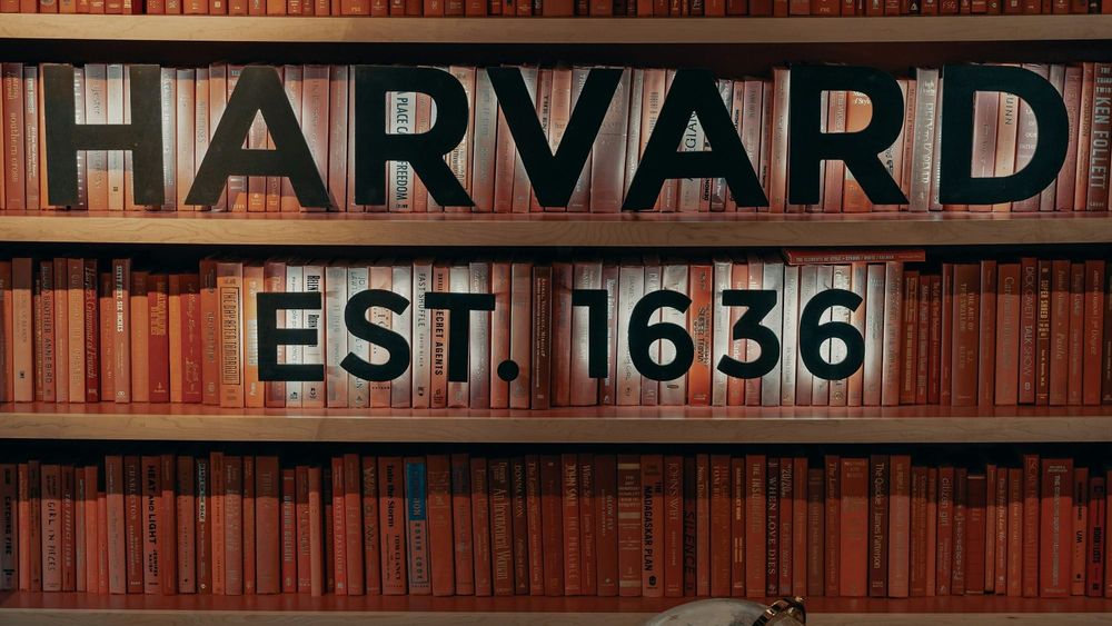 Administrația Trump interzice universității Harvard să mai primească studenți străini: Criză academică globală imagine postare