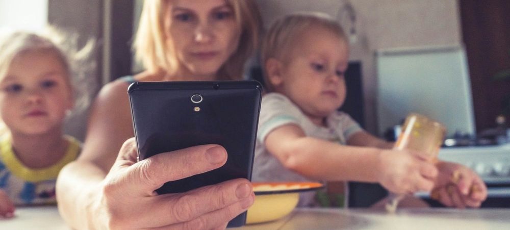 Europa ia în vizor social media: Copiii ar putea avea nevoie de acord parental imagine postare