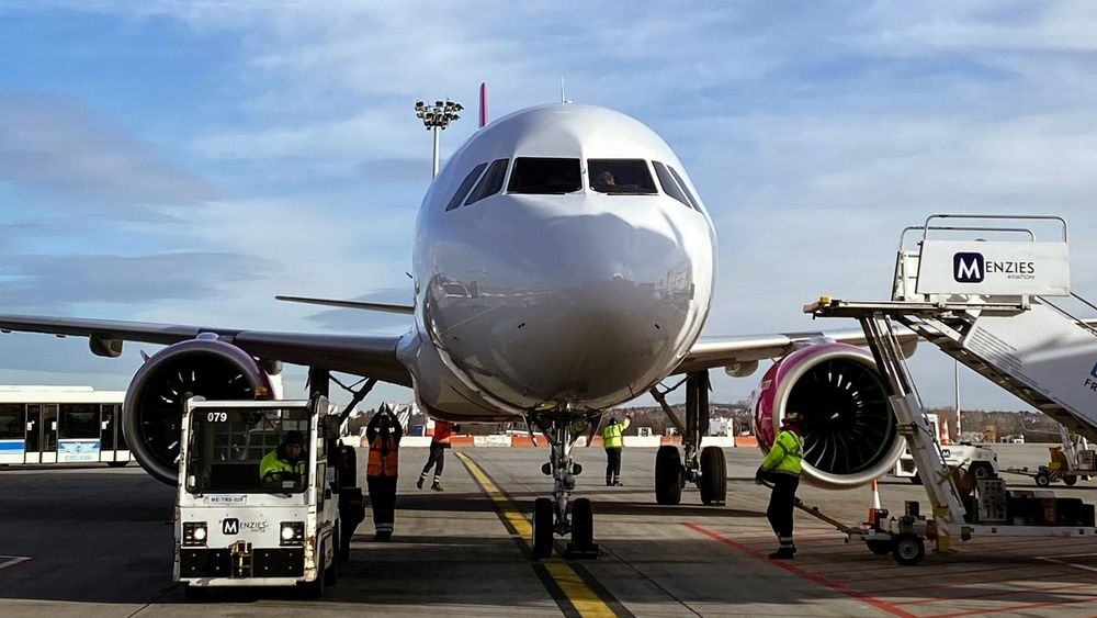 Scandal la bordul unui avion Wizz Air pe ruta București–Norvegia:pasageri implicați într-o altercație fizică înainte de decolare - Video imagine postare