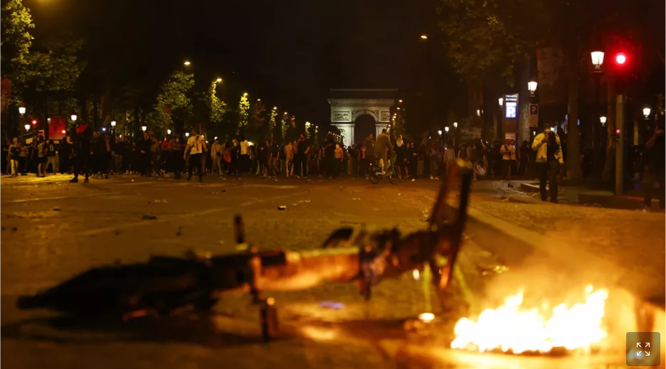 Doi morți, incendii și haos pe Champs-Élysées după victoria istorică a PSG în Liga Campionilor imagine postare