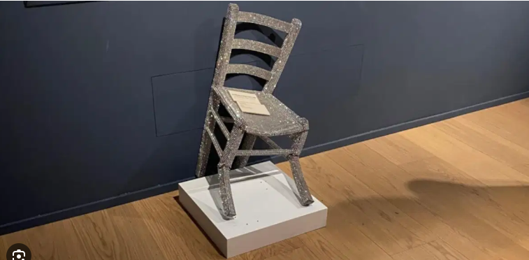 Video-Când arta e luată la propriu: un turist a rupt un scaun de artă încrustat cu Swarovski, la Verona imagine postare