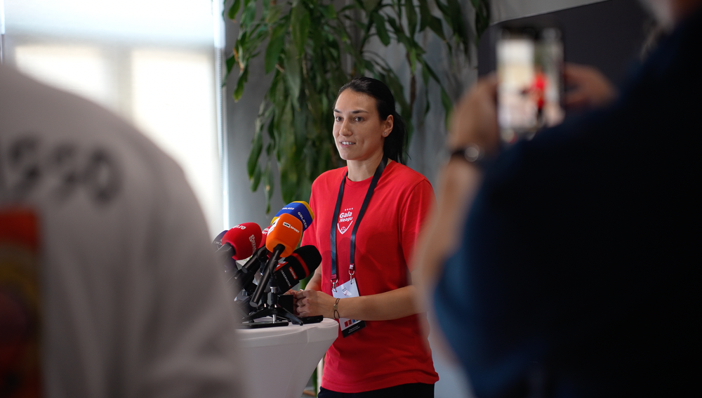 Cristina Neagu își ia adio de pe teren -  Nicușor Dan, blocat de ‘lipici’ la 7 metri imagine postare