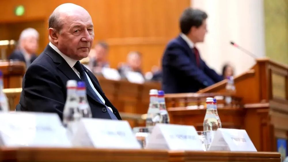 Iliescu îl atacă pe Băsescu: „A vrut să mascheze abuzurile prin reformă constituțională” imagine postare