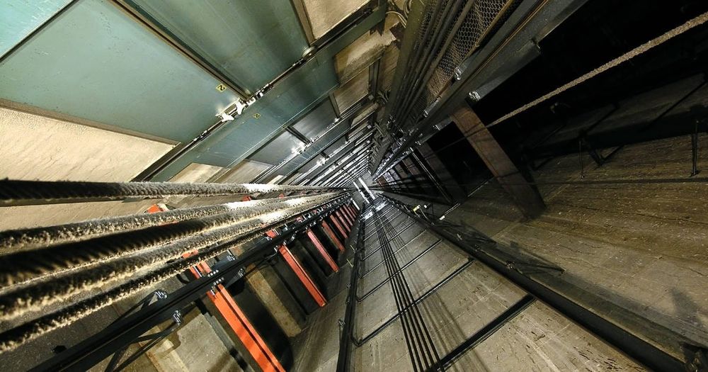 Clădire din Timișoara, scenă de coșmar: Patru persoane au căzut cu liftul în subsol imagine postare