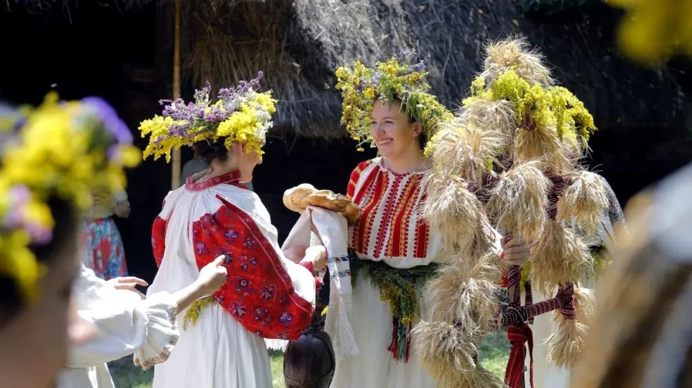 Magia Sânzienelor: Tradiții românești care aduc noroc, sănătate și iubire imagine postare