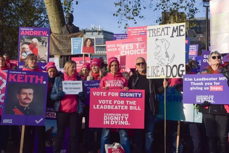 Parlamentul britanic aprobă eutanasia: un pas istoric pentru dreptul la o moarte demnă imagine postare