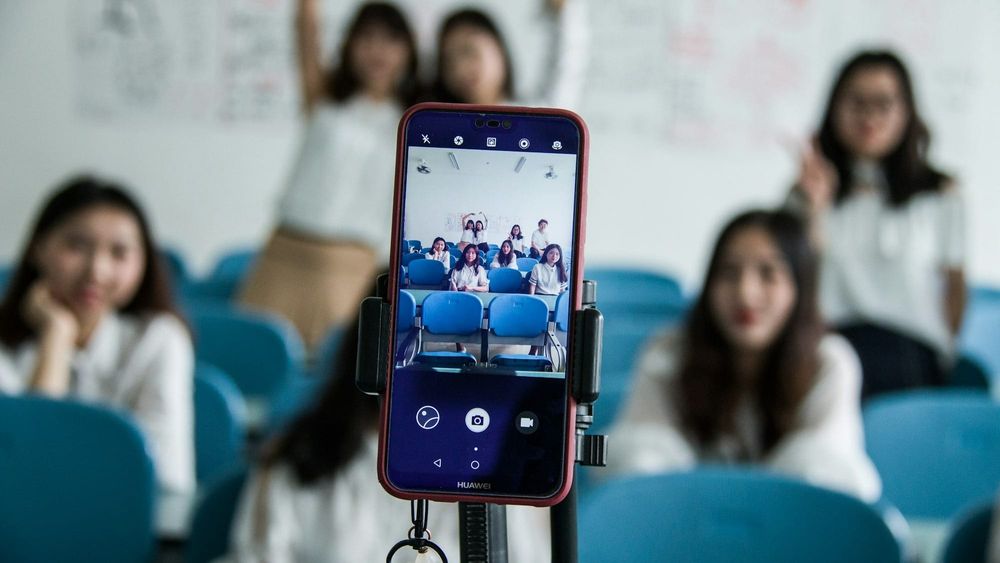 Suedia interzice telefoanele mobile în școli din 2026 imagine postare