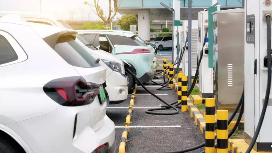 România depășește pragul de 100.000 de mașini electrificate în 2026. Semnalul unei schimbări structurale în piața auto imagine postare