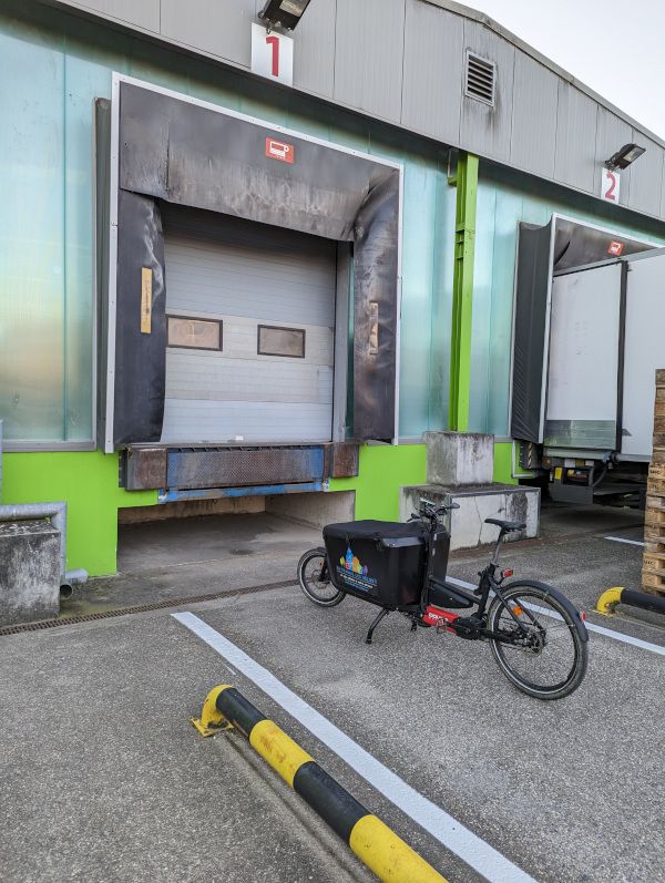 Vélo-cargo douze G4 devant un quai de chargement d'Ethiquable