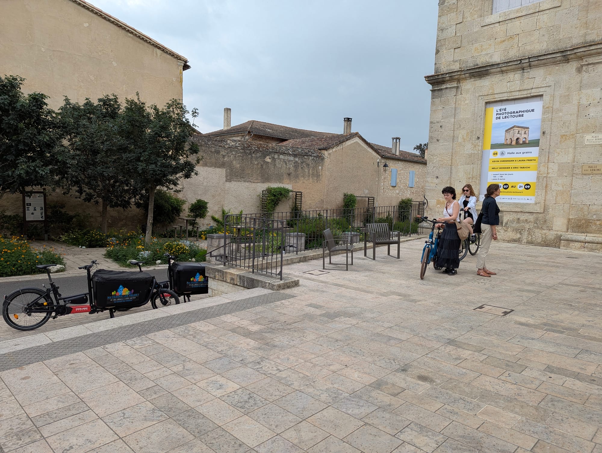 Deux Douze G4, un 02feel Swan Little et un Peugeot EC01 devant un des lieux d'exposition