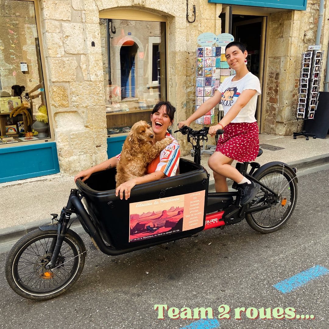 Un vélo cargo Douze G4 transportant dans sa caisse une personne et un chien