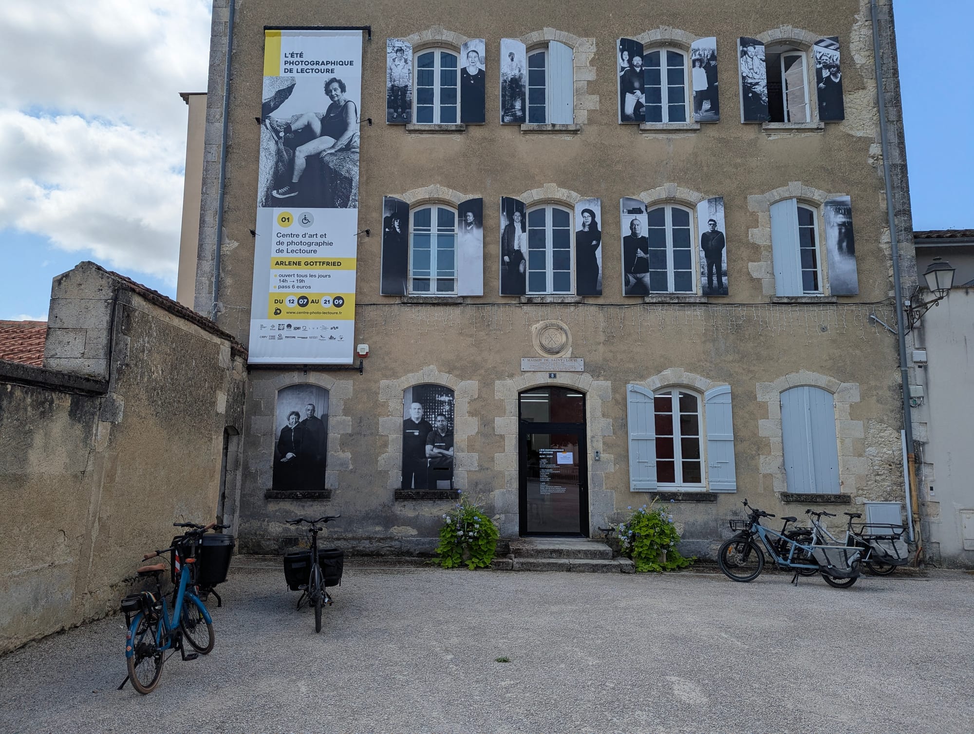 Quatre vélos cargos et deux vélos différents devant le Centre d'art et de photographie