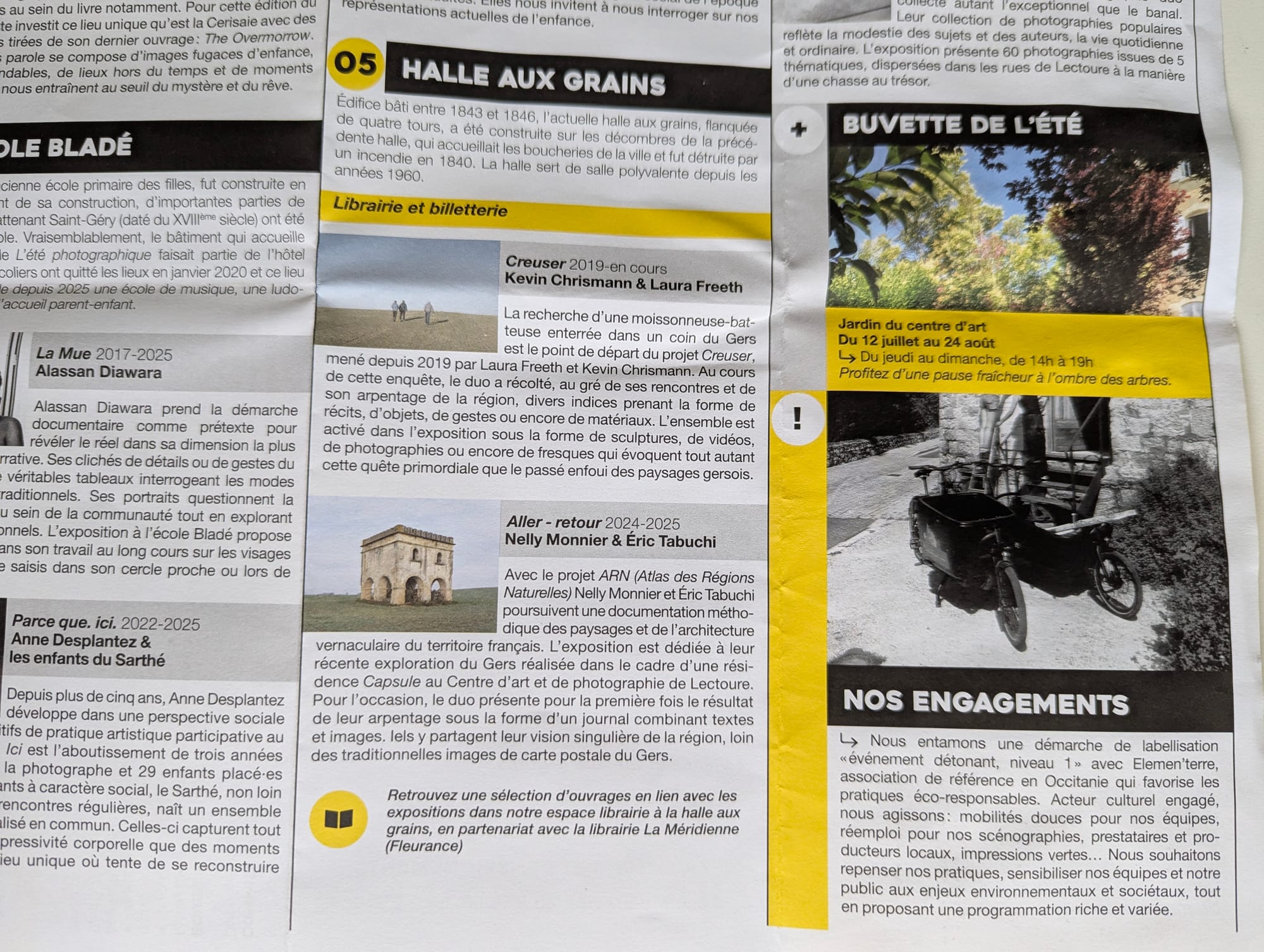 Brochure de L'été photographique présentant sa démarche éco-responsable illustrée par une photo de vélos-cargos.