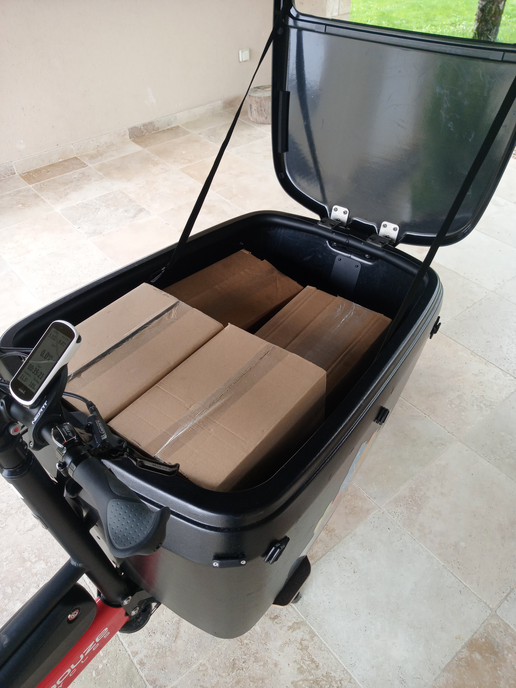 Photo d'un Douze G4 transportant 6 cartons de bulletins municipaux