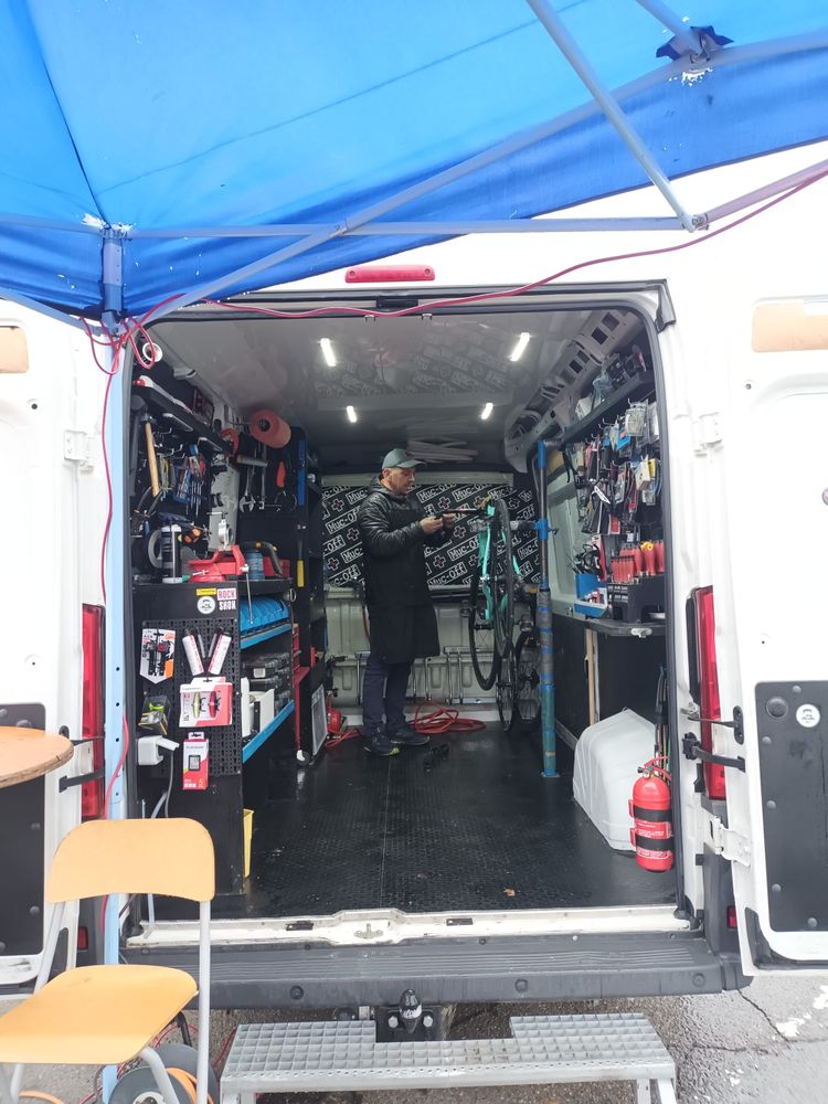 Matthieu Reinaudo à l'intérieur de son fourgon-atelier