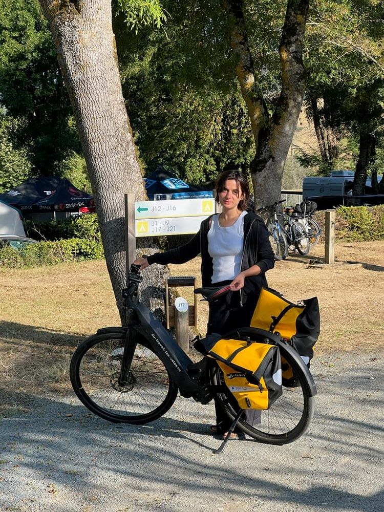 La photographe Nina Medioni de retour en Lomagne... et sur un vélo