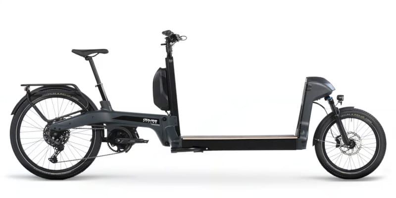 Un vélo-cargo Douze Heta avec un plateau nu adapté au transport de marchandise.