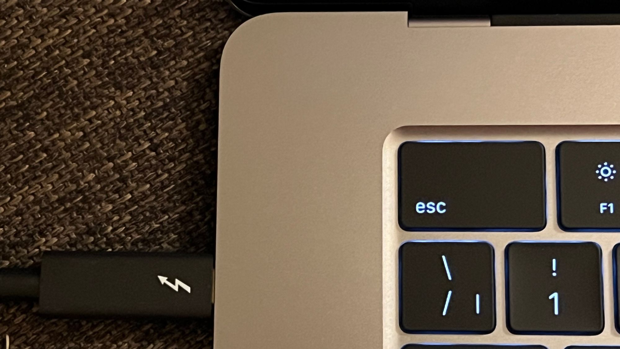 A Thunderbolt 4 cable is mandatory for a fast migration experience with the Migration Assistant