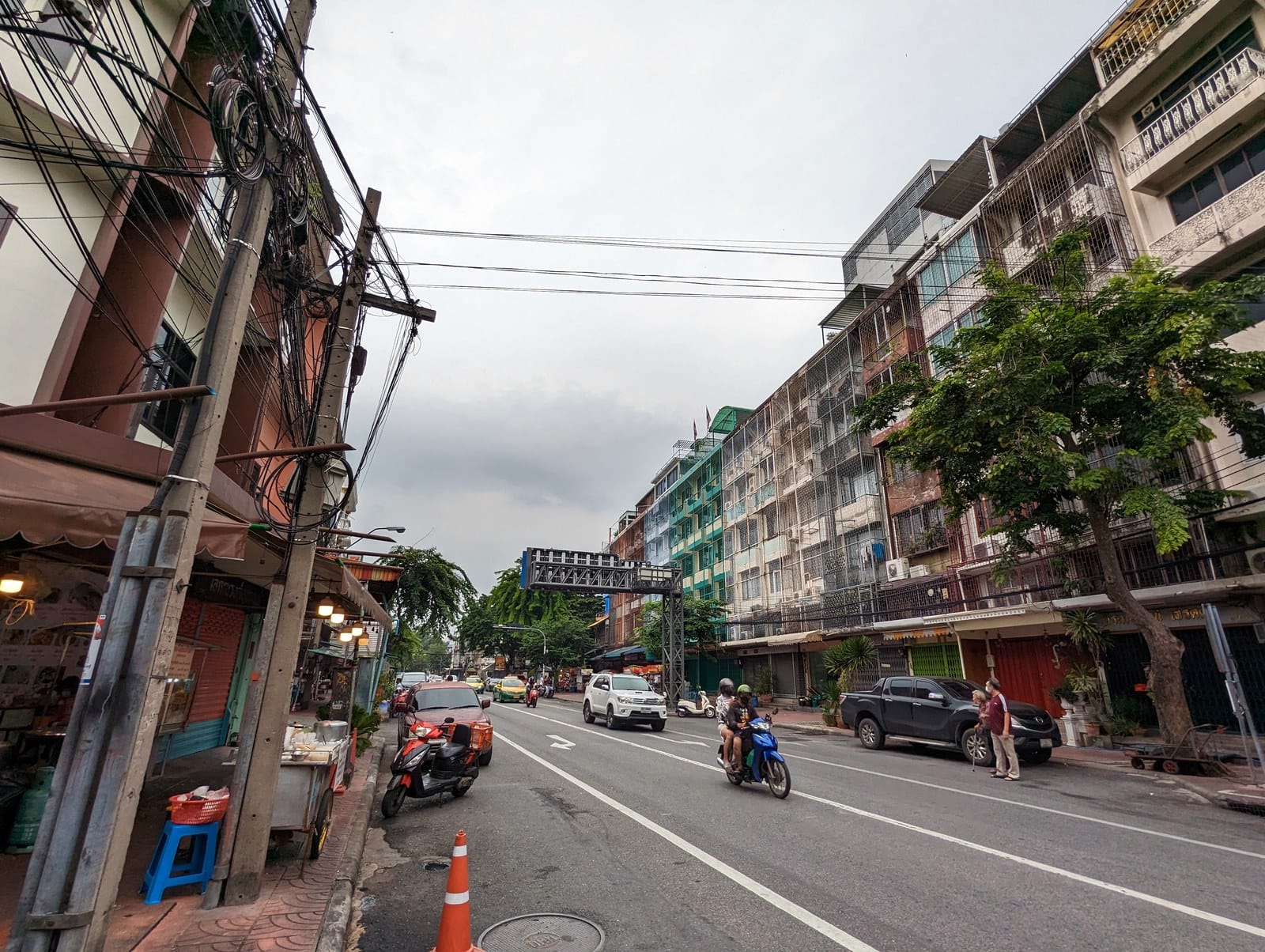 A Bangkok street · Photo: Syced / Wikimedia (CC0)
