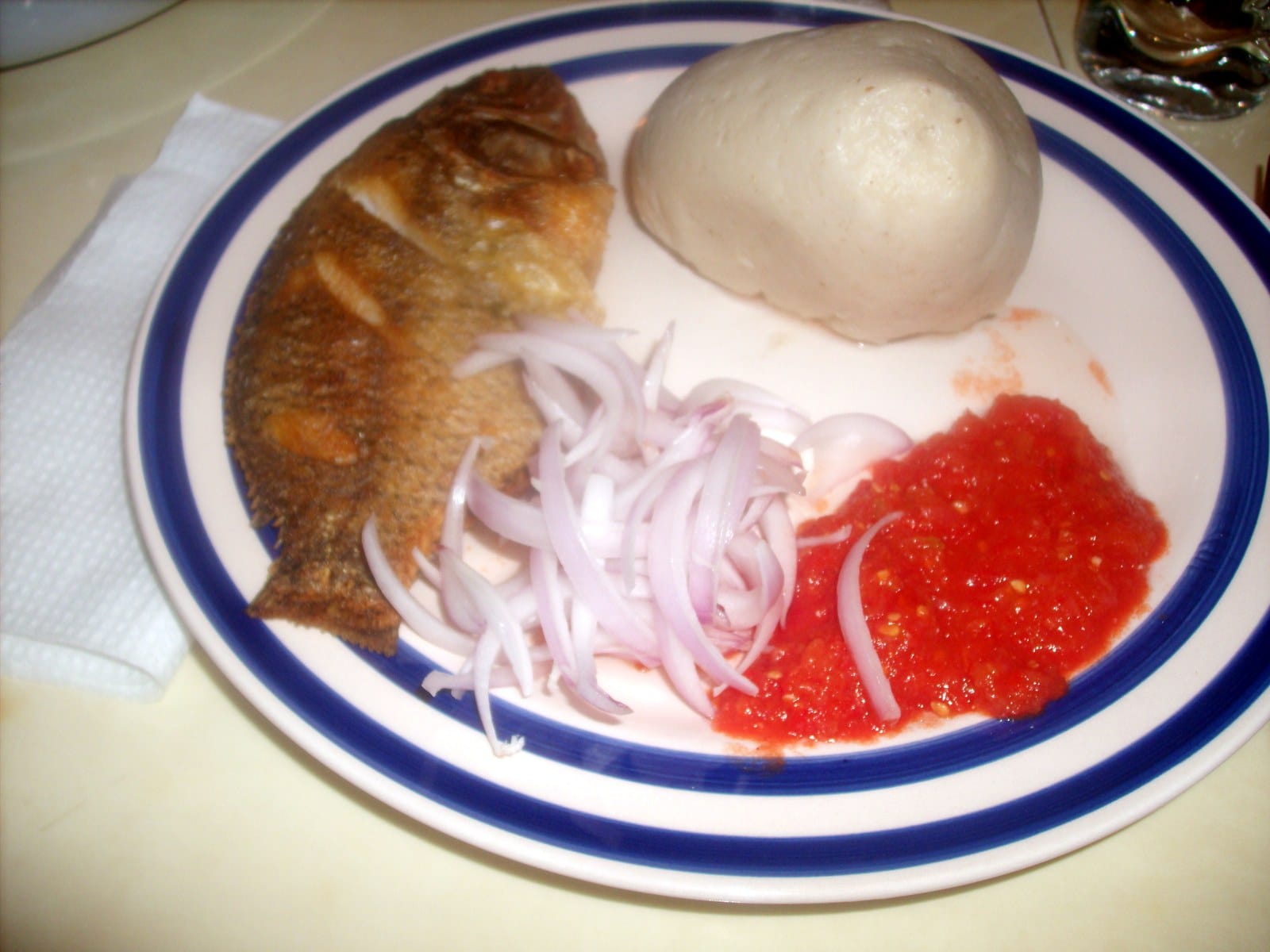 Banku with fried fish — a Ghanaian classic · Photo: Kathleena LO / Wikimedia (CC BY)