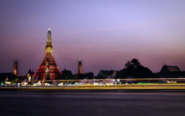 Wat Arun temple at dusk, Bangkok — Afrofeast