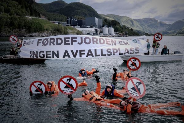 Bruker søksmål for kneble protester