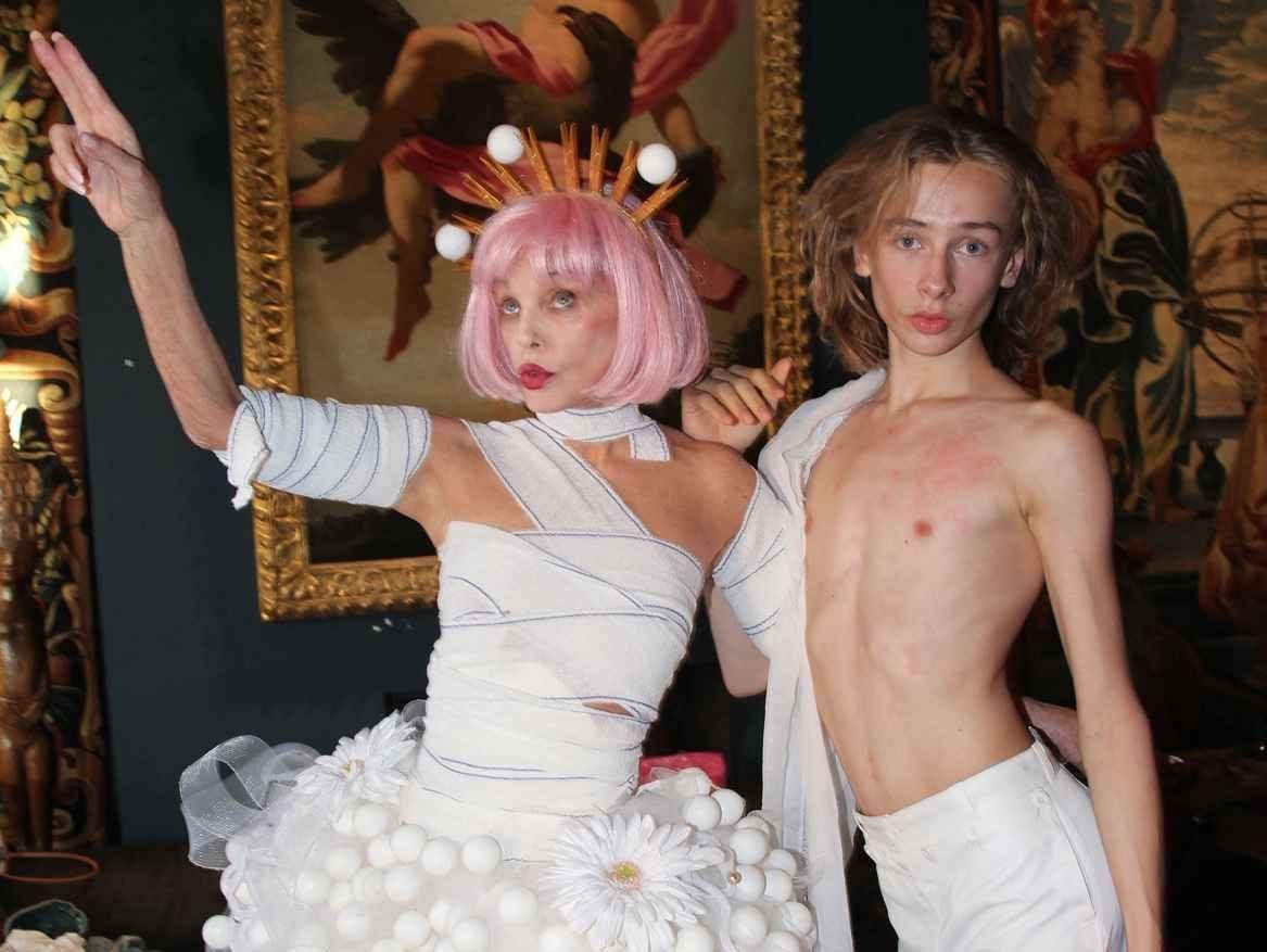Exclusif - Arielle Dombasle défile avec son filleul, Billy Blanchard (fils de J. Depardieu et P. Katerine) - Défilé Marie Beltrami au Serpent à Plumes à Paris le 22 septembre 2026. © Philipp