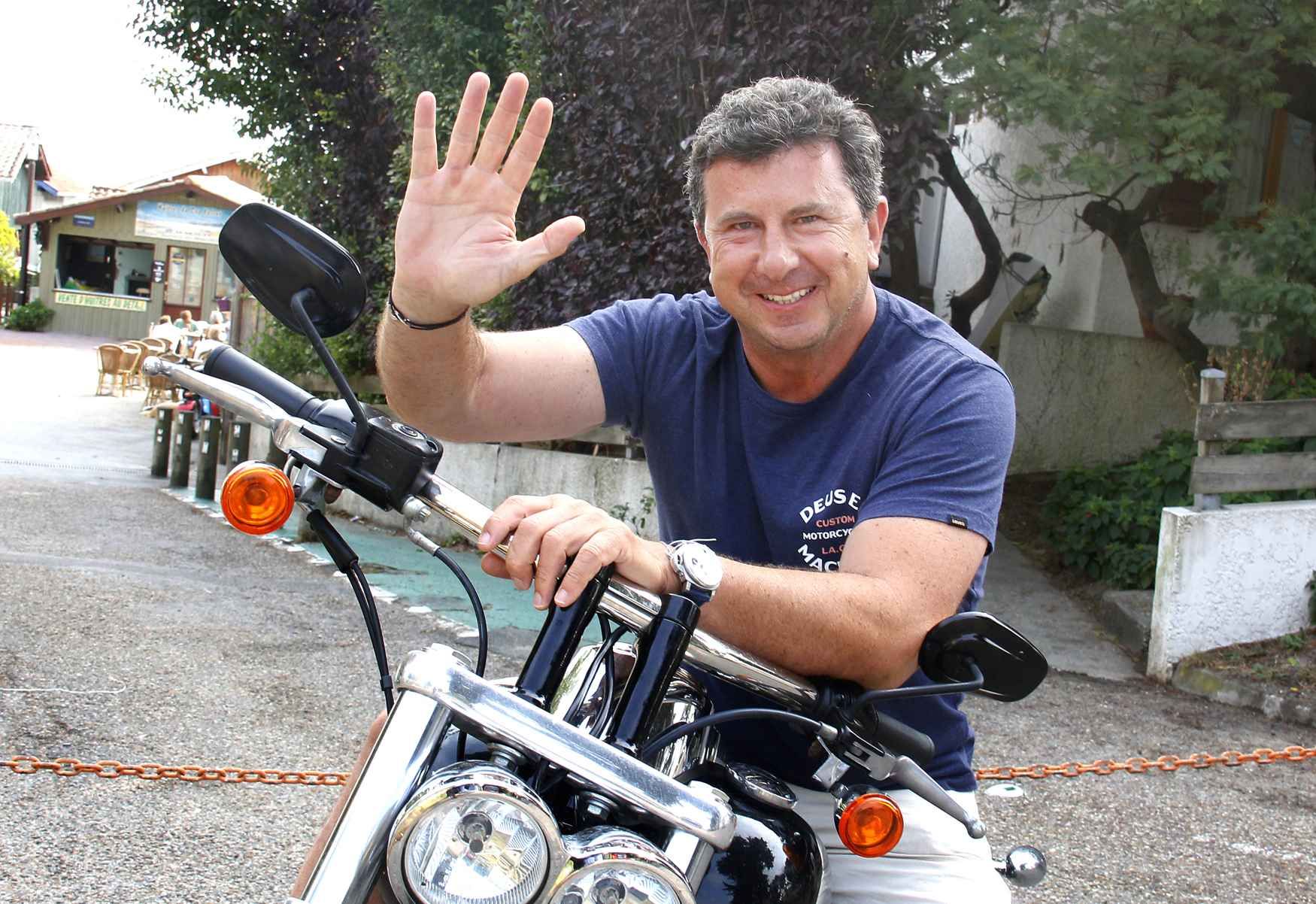Exclusif - No Web - L'enfant du pays, Pascal Bataille, ancien animateur vedette de TF1 propriétaire de l'hôtel haut de gamme "Coté Sable" sur le front de mer du Cap-Ferret, essaye sa toute n