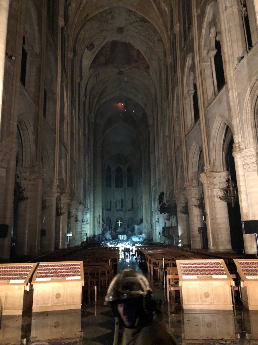 Pierre Téqui @PierretequiPhoto de l’intérieur de #NotreDame La voûte du transept s’est effondrée