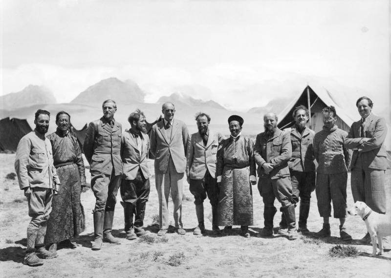 Expedition members with hosts in Gangtok, Sikkim are (from left to right) unknown, unknown Tibetan, Bruno Beger, Ernst Schäfer, Sir Basil Gould, Krause, unknown Tibetan, Karl Wienert, Edmund Geer, unknown, unknownBy Bundesarchiv, Bild 135-KA-11-008 …