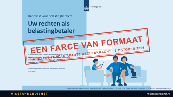 Omslag van het ‘Handvest voor belastingbetalers’ (Belastingdienst, 7 oktober 2026) met een rode stempel: “EEN FARCE VAN FORMAAT · HANDVEST ZONDER APARTE RECHTSKRACHT · 7 OKTOBER 2026”.