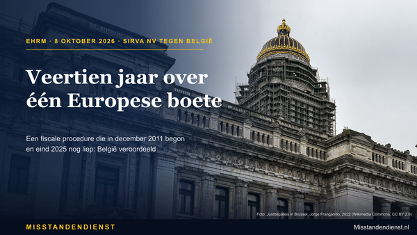 Justitiepaleis Brussel, koepel in de steigers; tekst: “Veertien jaar over één Europese boete” en “Een fiscale procedure die in december 2011 begon en eind 2025 nog liep: België veroordeeld”.