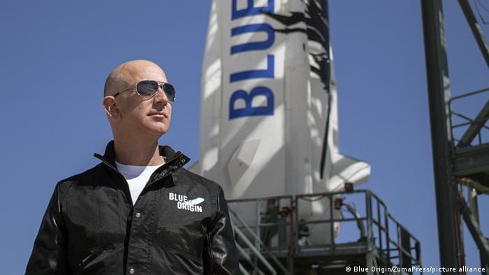 Blue Origin: Bidder pays $28 million to visit space with Jeff Bezos | News  | DW | 13.06.2021