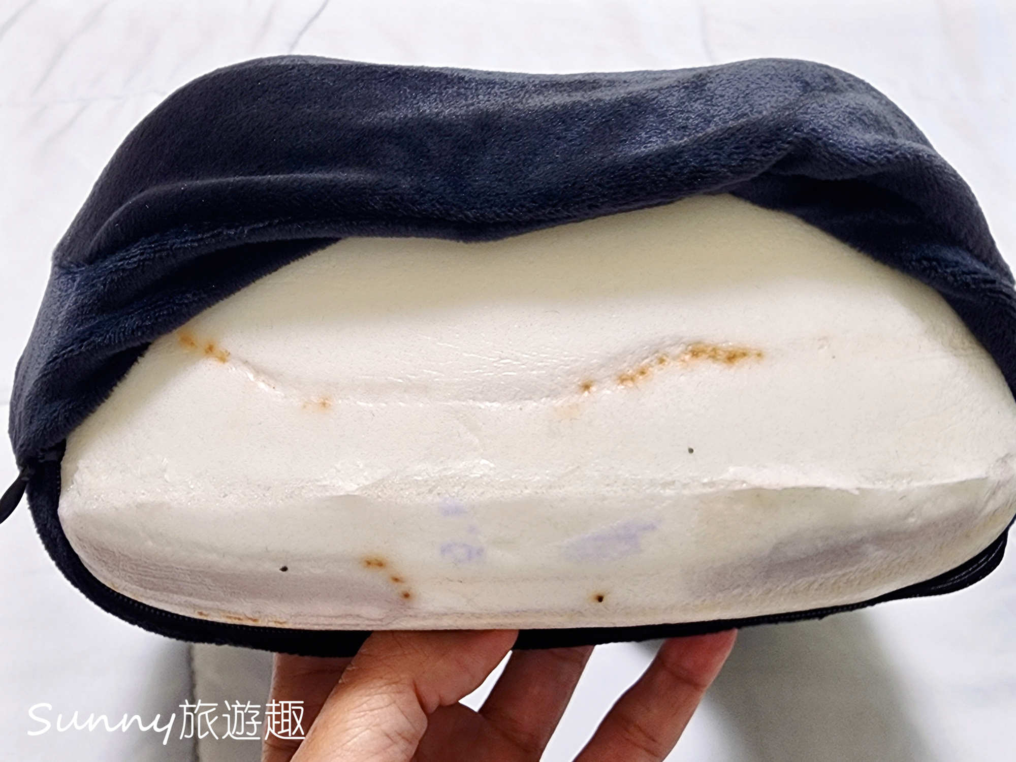 Travel Blue 寧靜頸枕 收納盒