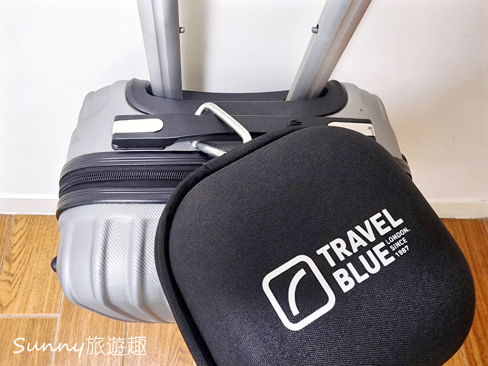 Travel Blue 寧靜頸枕 收納盒