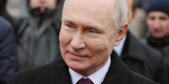 Награды получают родственники не только чиновников, но и друзей Путина. Выберите того, чьи дети остались без медалей и орденов. Награды получают родственники не только чиновников, но и друзей Путина. Выберите того, чьи дети остались без медалей и орденов.