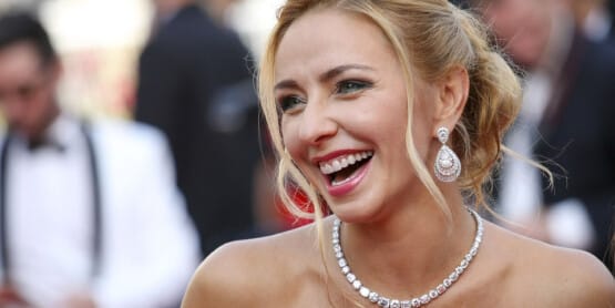 Татьяна Навка, жена пресс-секретаря президента Дмитрия Пескова, говорила, что считает неприемлемым участие актера Марата Башарова, который избивал своих жен, в новом сезоне телевизионного шоу «Ледниковый период».
Татьяна Навка, жена пресс-секретаря президента Дмитрия Пескова, говорила, что считает неприемлемым участие актера Марата Башарова, который избивал своих жен, в новом сезоне телевизионного шоу «Ледниковый период».