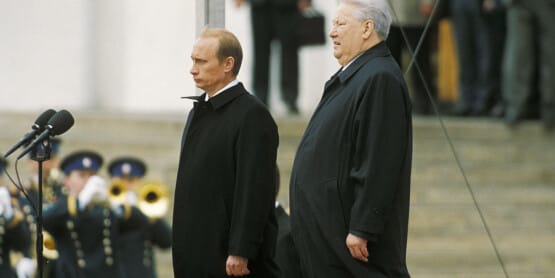 7 мая 2000 года Владимир Путин официально вступил в должность, произнеся речь о своем желании сделать Россию «свободной, процветающей, богатой, сильной, цивилизованной страной». А уже 13 мая он подписал указ, суть которого, по его словам, была «в укрупнении структур президентской вертикали в территориях, <...> в повышении эффективности власти, <...> в создании условий для упрочения федерализма». О каком решении речь? 7 мая 2000 года Владимир Путин официально вступил в должность, произнеся речь о своем желании сделать Россию «свободной, процветающей, богатой, сильной, цивилизованной страной». А уже 13 мая он подписал указ, суть которого, по его словам, была «в укрупнении структур президентской вертикали в территориях, <...> в повышении эффективности власти, <...> в создании условий для упрочения федерализма». О каком решении речь?