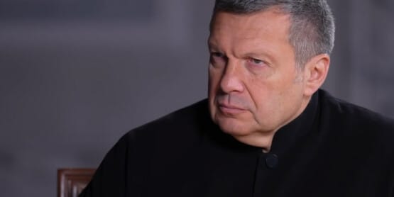 Пропагандист телеканала «Россия-1» Владимир Соловьев записал кавер на песню Земфиры, которую в 2023-м признали «иноагентом».
Пропагандист телеканала «Россия-1» Владимир Соловьев записал кавер на песню Земфиры, которую в 2023-м признали «иноагентом».