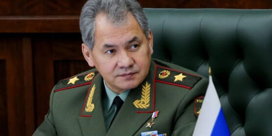 Министр обороны России Сергей Шойгу в прямом эфире принимал поздравления с днем рождения от Юрия Шевчука, которого недавно оштрафовали на 50 тысяч рублей по статье о «дискредитации» российской армии, и подпевал песне «Что такое осень».
Министр обороны России Сергей Шойгу в прямом эфире принимал поздравления с днем рождения от Юрия Шевчука, которого недавно оштрафовали на 50 тысяч рублей по статье о «дискредитации» российской армии, и подпевал песне «Что такое осень».