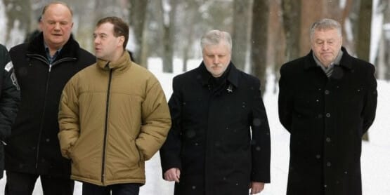 Сын одного из партийных лидеров не остался без награды. Угадаете его отца?
Сын одного из партийных лидеров не остался без награды. Угадаете его отца?