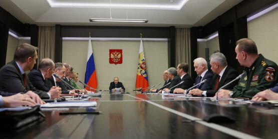 За женами — сестры. Чья старшая сестра получила несколько наград?
За женами — сестры. Чья старшая сестра получила несколько наград?