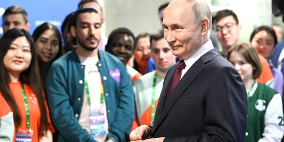 Под занавес своего четвертого срока Владимир Путин посетил Всемирный фестиваль молодежи в Краснодарском крае, где рассказал о том, что считает главной несправедливостью «сегодняшнего мироустройства». Что же это? Под занавес своего четвертого срока Владимир Путин посетил Всемирный фестиваль молодежи в Краснодарском крае, где рассказал о том, что считает главной несправедливостью «сегодняшнего мироустройства». Что же это?