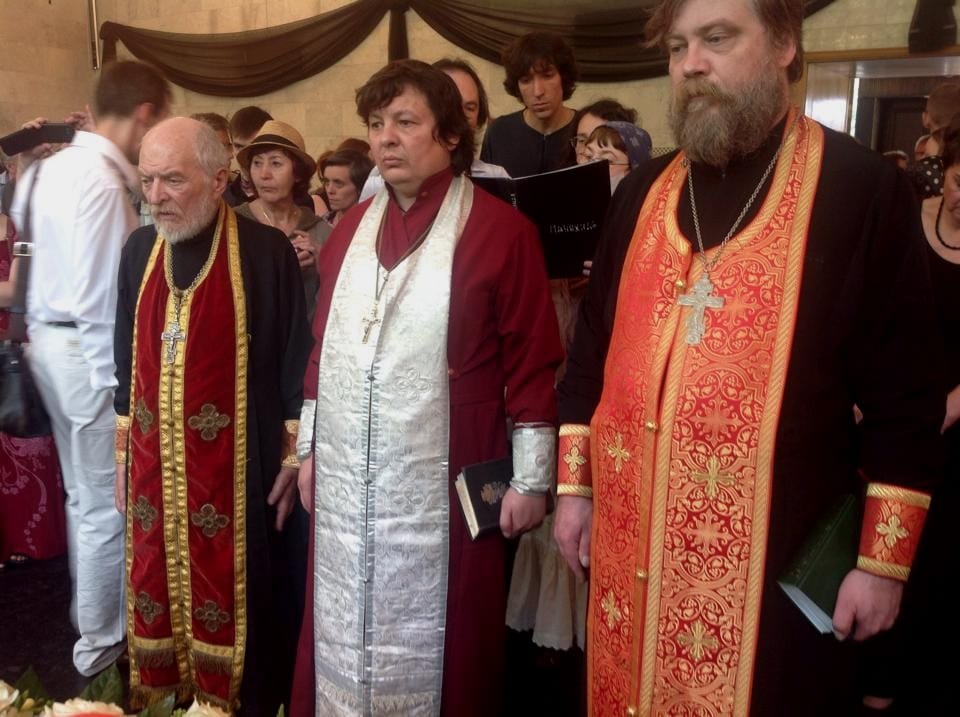 Фото священника Христофера Земляники, который пошел работать в больницу санитаром