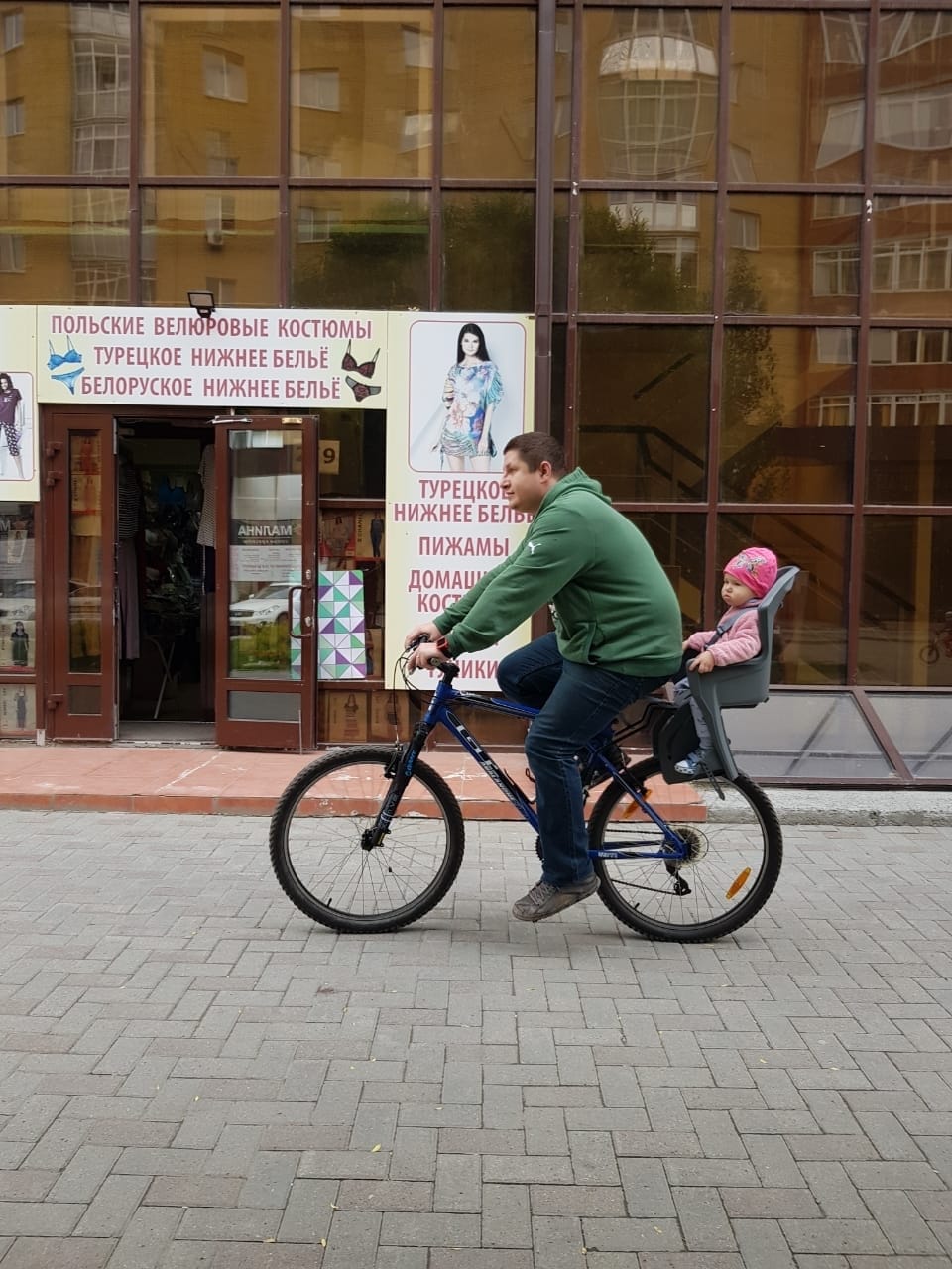 Юрий в декрете с ребенком