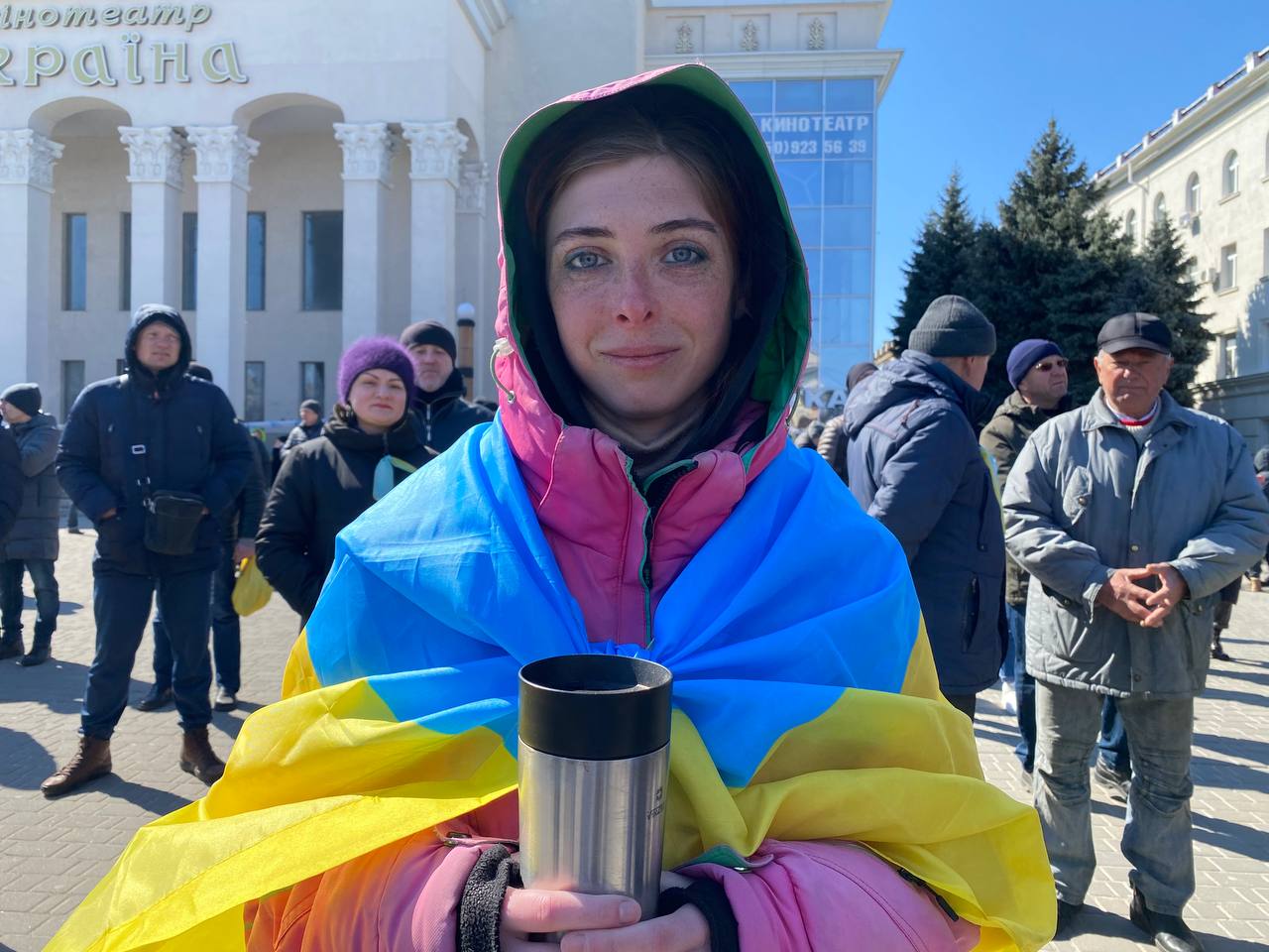 Участница мирного митинга на площади Свободы.