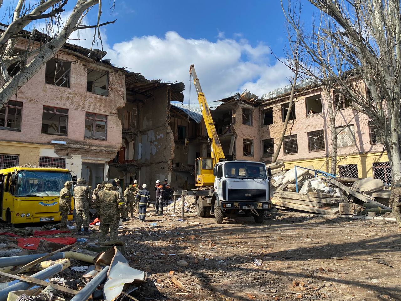 Николаев. Казарма воинской части А0224 после обстрела. Фото: Елена Костюченко