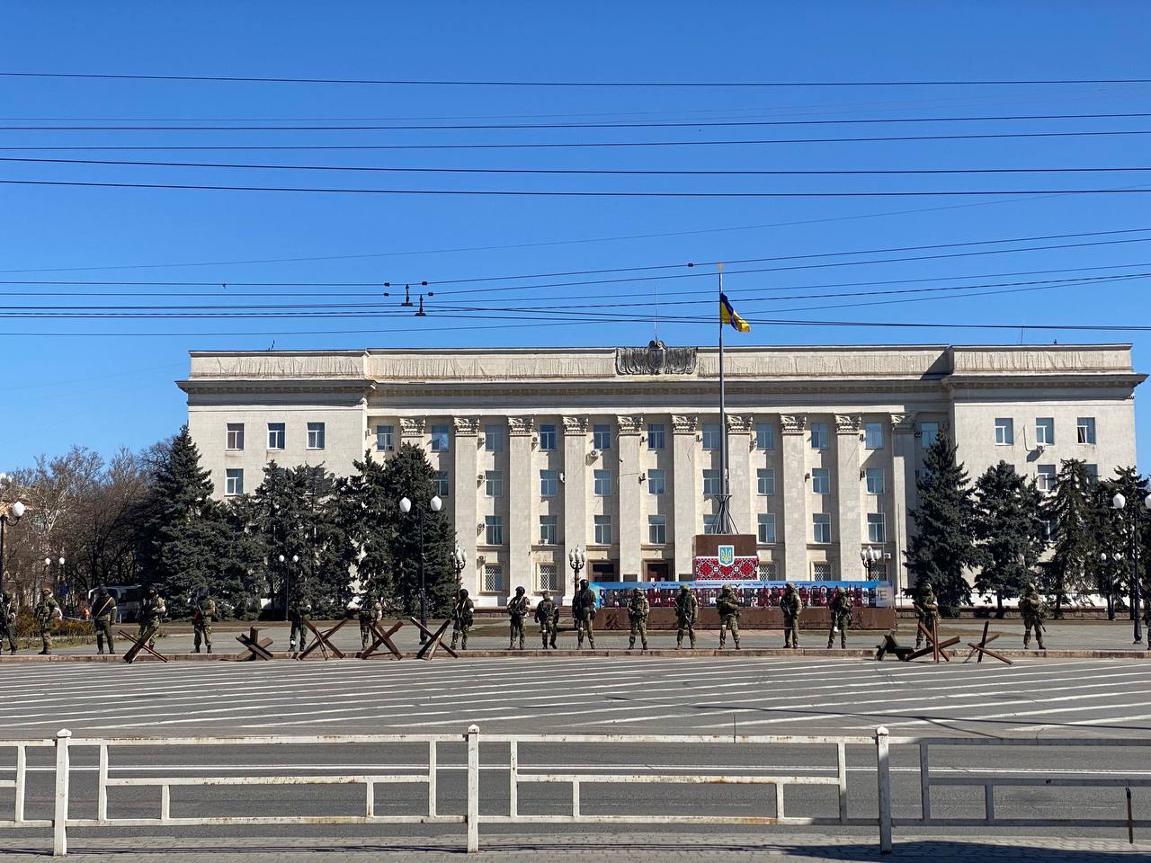 Российские военные перед зданием Херсонского Облсовета. Фото: Елена Костюченко.